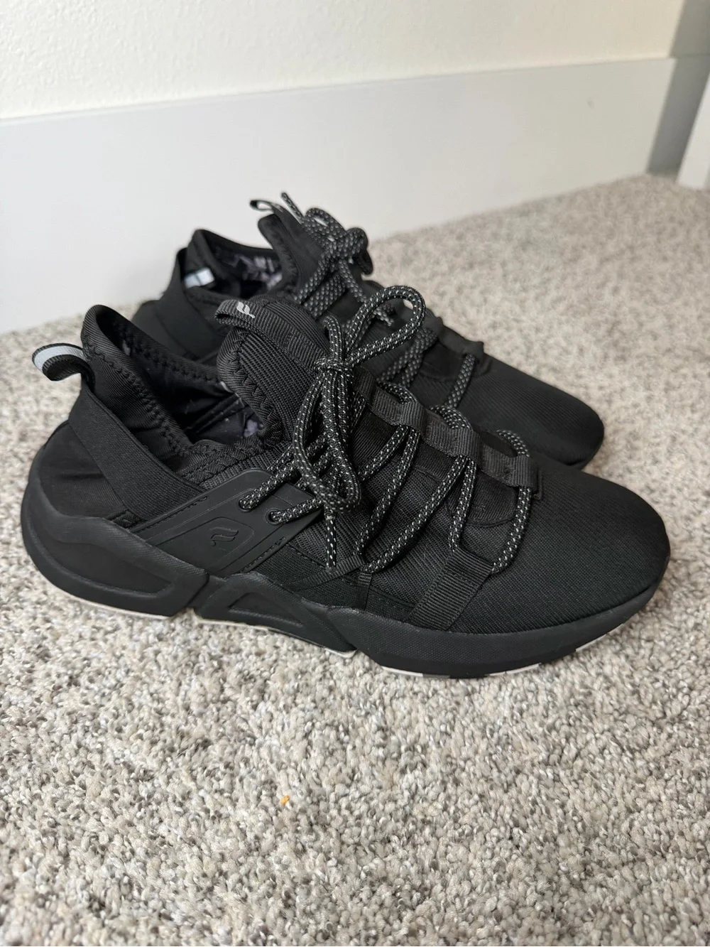 Like New Fabletics Marin Performance Sneaker Size 9